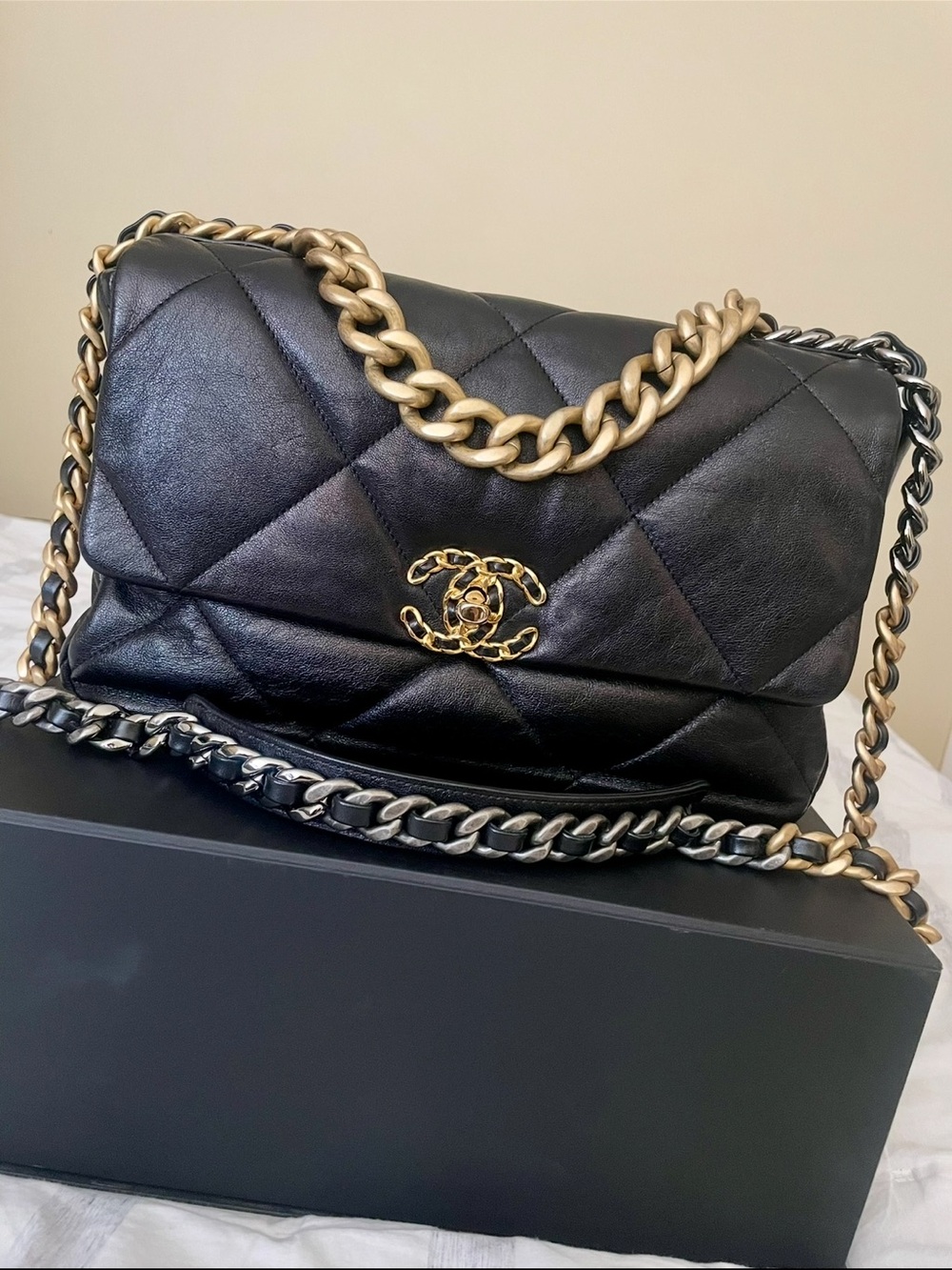 CHANEL Black Quilted Lambskin Shoulder Bag with Mixed Metal Chain